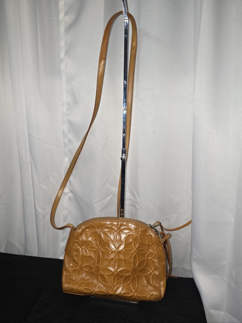 HOBO GENUINE Leather 3 DEVIDER Crossbody Bag with Quilted Designed - Picture 6 of 12